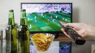 Copa na TV, petiscos na mesa: como torcer sem colocar a sa&uacute;de em risco
