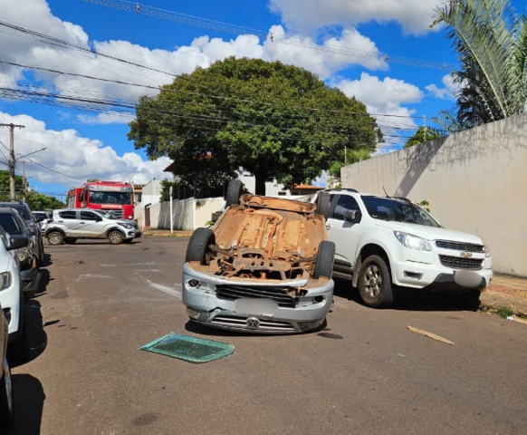 Batida em cruzamento termina com 6 ve&iacute;culos atingidos e carro capotado
