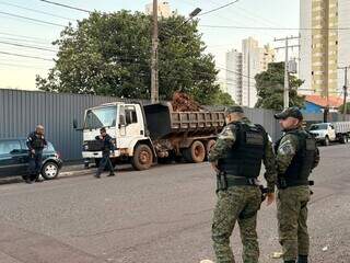 Dupla &eacute; presa jogando restos de poda em rua sem asfalto no Itamarac&aacute;