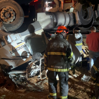 Motorista morre e 3 ficam feridos ap&oacute;s carreta de cerveja capotar na MS-377
