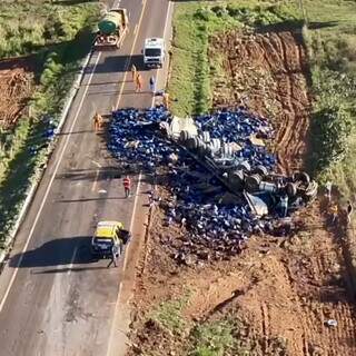 Motorista morre e 3 ficam feridos após carreta de cerveja capotar na MS-377 Motorista morre e 3 ficam feridos após carreta de cerveja capotar na MS-377