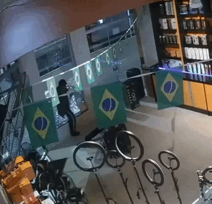 Adolescente quebra vitrine, furta 8 celulares e acaba identificado por c&acirc;meras
