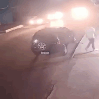 Soldado da PM &eacute; baleado no peito ao tentar abordar carro