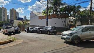 Batida em cruzamento termina com 6 ve&iacute;culos atingidos e carro capotado