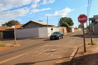 Excesso de "Pare" confunde motoristas e preocupa morador