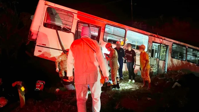 &Ocirc;nibus &eacute; lan&ccedil;ado para fora da BR-163 ao bater com carreta-cegonha