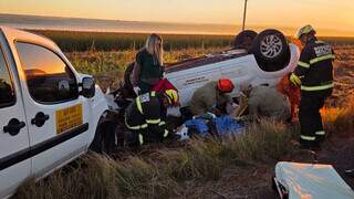 Colisão entre veículos oficiais deixa carro capotado em rodovia Colisão entre veículos oficiais deixa carro capotado em rodovia