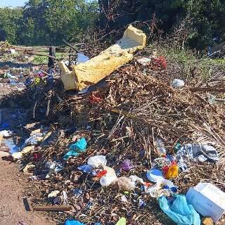 Morador denuncia abandono de terreno ao lado do CRAS Aero Rancho