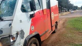 Assaltantes atacam carro-forte a tiros no Paraguai, mas blindado consegue fugir Assaltantes atacam carro-forte a tiros no Paraguai, mas blindado consegue fugir