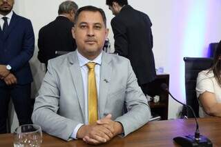 Chamada de “homem” em sessão, vereadora quer cassação de colega por homofobia Chamada de “homem” em sessão, vereadora quer cassação de colega por homofobia