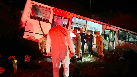 &Ocirc;nibus &eacute; lan&ccedil;ado para fora da BR-163 ao bater com carreta-cegonha