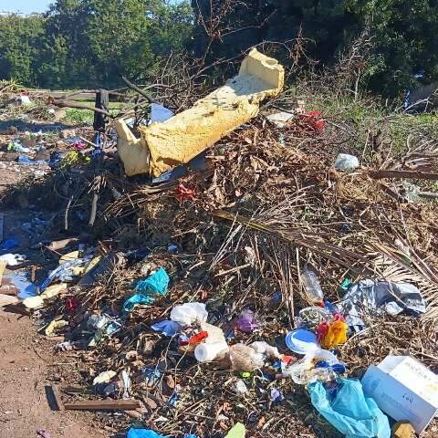 Morador denuncia abandono de terreno ao lado do CRAS Aero Rancho