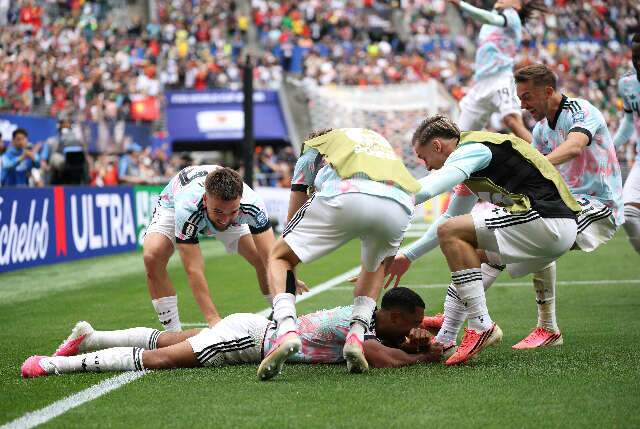 B&eacute;lgica vira na prorroga&ccedil;&atilde;o, elimina Senegal e avan&ccedil;a &agrave;s oitavas da Copa