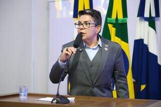 Chamada de “homem” em sessão, vereadora quer cassação de colega por homofobia Chamada de “homem” em sessão, vereadora quer cassação de colega por homofobia