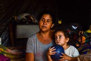 Fugindo do aluguel, 60 famílias erguem moradias em área da linha férrea Fugindo do aluguel, 60 famílias erguem moradias em área da linha férrea