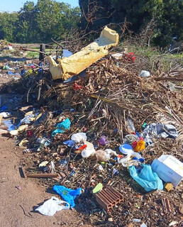Morador denuncia abandono de terreno ao lado do CRAS Aero Rancho Morador denuncia abandono de terreno ao lado do CRAS Aero Rancho