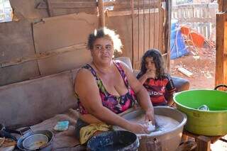 Fugindo do aluguel, 60 famílias erguem moradias em área da linha férrea Fugindo do aluguel, 60 famílias erguem moradias em área da linha férrea
