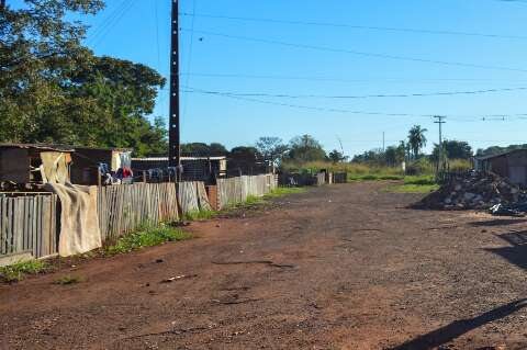 Fugindo do aluguel, 60 fam&iacute;lias erguem moradias em &aacute;rea da linha f&eacute;rrea