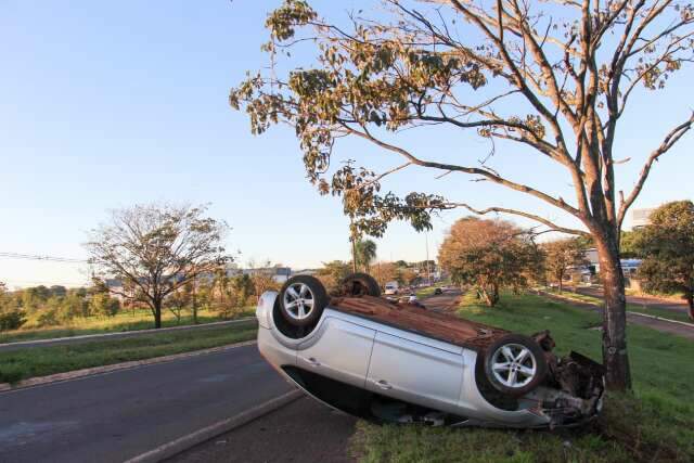 Motorista escapa ileso de capotamento na Avenida Gury Marques
