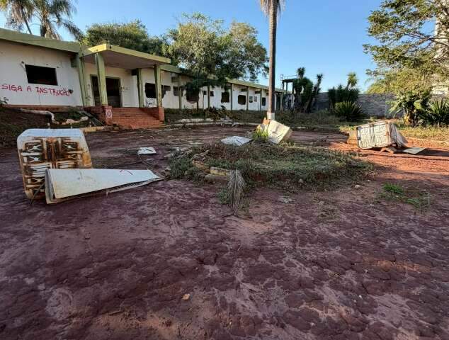 Empreiteira vai demolir mais im&oacute;veis e limpa &aacute;rea de ex-cl&iacute;nica periodicamente