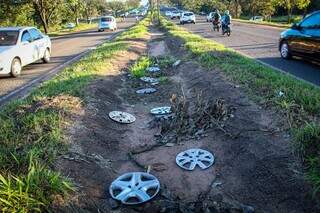 Motorista cai em buraco e capota carro na Avenida Gury Marques Motorista cai em buraco e capota carro na Avenida Gury Marques