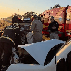 Colis&atilde;o entre ve&iacute;culos oficiais deixa carro capotado em rodovia