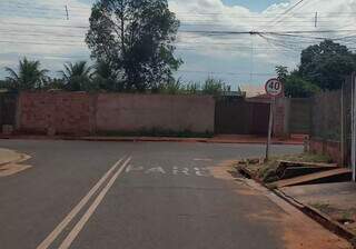Placa de 40 km/h onde deveria ser "PARE" gera nova dúvida no Aero Rancho Placa de 40 km/h onde deveria ser "PARE" gera nova dúvida no Aero Rancho