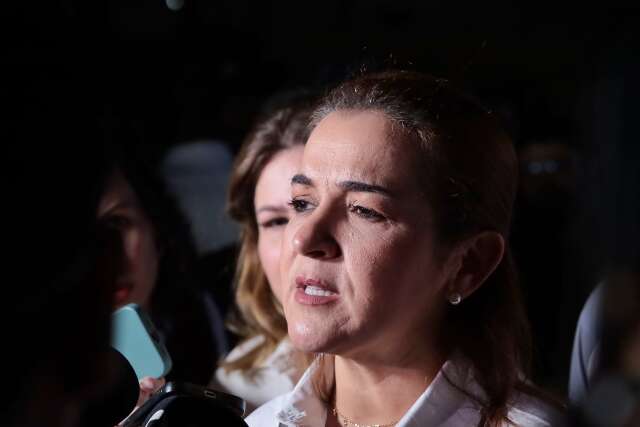 Prefeita diz que apresentar&aacute; plano de tapa-buracos nesta sexta