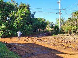 Mina d’água transforma ruas em lamaçal e atola 20 veículos em uma semana Mina d’água transforma ruas em lamaçal e atola 20 veículos em uma semana