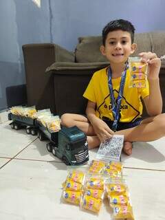 Aos 6 anos, Zé da Paçoca brinca de vendedor e faz sucesso na feira Aos 6 anos, Zé da Paçoca brinca de vendedor e faz sucesso na feira
