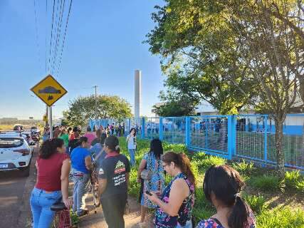 Fila dobra esquina por dentista e moradores relatam espera de at&eacute; 3 anos