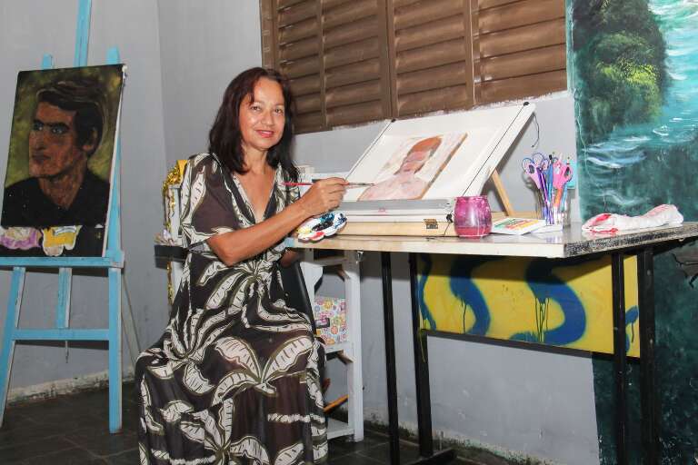 Entre uma faxina e outra, Gilsa aprendeu a pintar e virou uma artista 