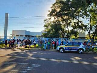 Fila dobra esquina por dentista com paciente reclamando de espera há 3 anos Fila dobra esquina por dentista com paciente reclamando de espera há 3 anos
