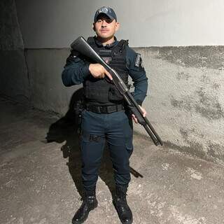 Cortejo com 800 pessoas e honras militares marcam despedida de soldado da PM Cortejo com 800 pessoas e honras militares marcam despedida de soldado da PM