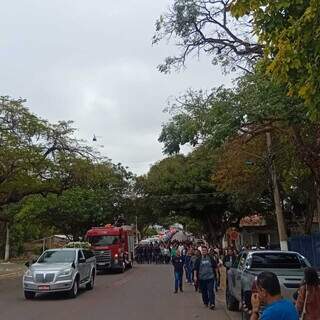 Cortejo com 800 pessoas e honras militares marcam despedida de soldado da PM Cortejo com 800 pessoas e honras militares marcam despedida de soldado da PM