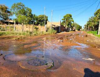 Mina d’água transforma ruas em lamaçal e atola 20 veículos em uma semana Mina d’água transforma ruas em lamaçal e atola 20 veículos em uma semana