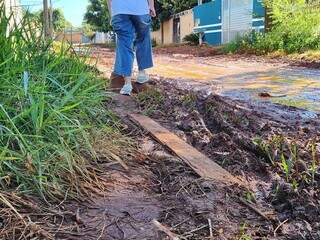 Mina d’água transforma ruas em lamaçal e atola 20 veículos em uma semana Mina d’água transforma ruas em lamaçal e atola 20 veículos em uma semana