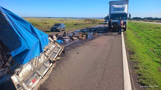 Homem morre ap&oacute;s batida entre carretas em trecho de pare e siga na BR-163
