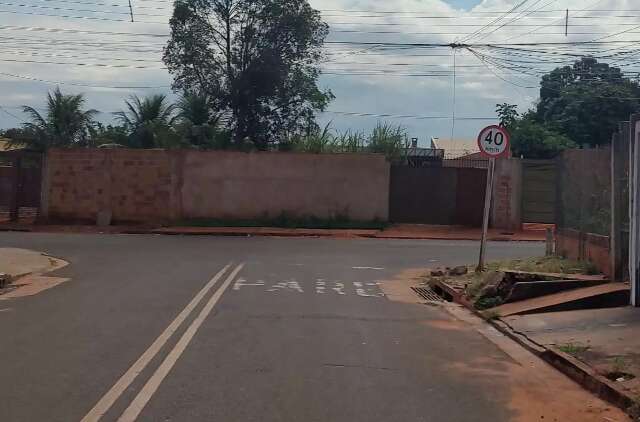 Placa de 40 km/h onde deveria ser "PARE" gera nova d&uacute;vida no Aero Rancho