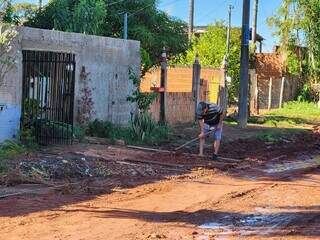 Mina d’água transforma ruas em lamaçal e atola 20 veículos em uma semana Mina d’água transforma ruas em lamaçal e atola 20 veículos em uma semana