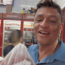 Empresário acha sacola de carne na rua e encara saga atrás do dono