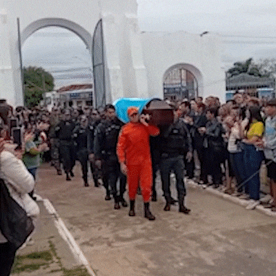 Cortejo com 800 pessoas e honras militares marcam despedida de soldado da PM