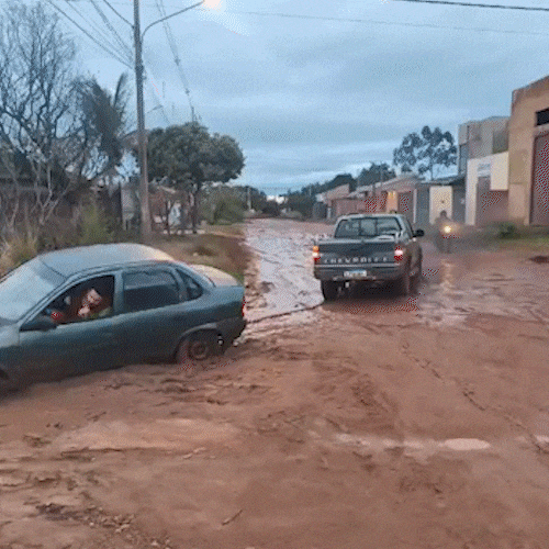 Mina d&rsquo;&aacute;gua transforma ruas em lama&ccedil;al e atola 20 ve&iacute;culos em uma semana