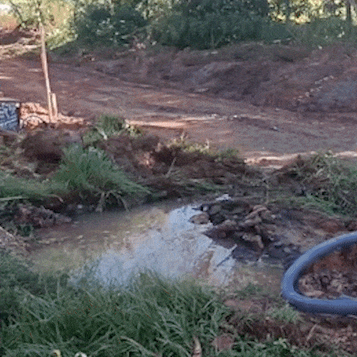Moradores acordam com fossas quebradas e reclamam de falta de aviso sobre obra