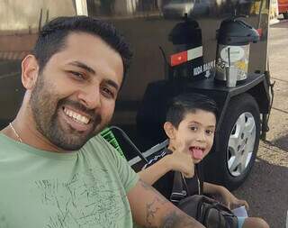 Aos 6 anos, Zé da Paçoca brinca de vendedor e faz sucesso na feira Aos 6 anos, Zé da Paçoca brinca de vendedor e faz sucesso na feira