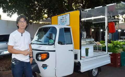 Em tuk-tuk adaptado, Alberto vende sushi tradicional e sem modinhas