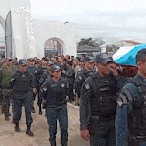 "Cortejo com 800 pessoas e honras militares marcam despedida de soldado da PM"