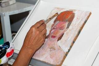 Entre uma faxina e outra, Gilsa aprendeu a pintar e virou uma artista Entre uma faxina e outra, Gilsa aprendeu a pintar e virou uma artista