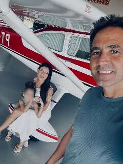Em foto com filha e piloto, esposa lamenta morte: "N&atilde;o tenho palavras"