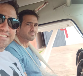 "Como dizer adeus?": irm&atilde;o g&ecirc;meo lamenta morte de piloto em acidente a&eacute;reo